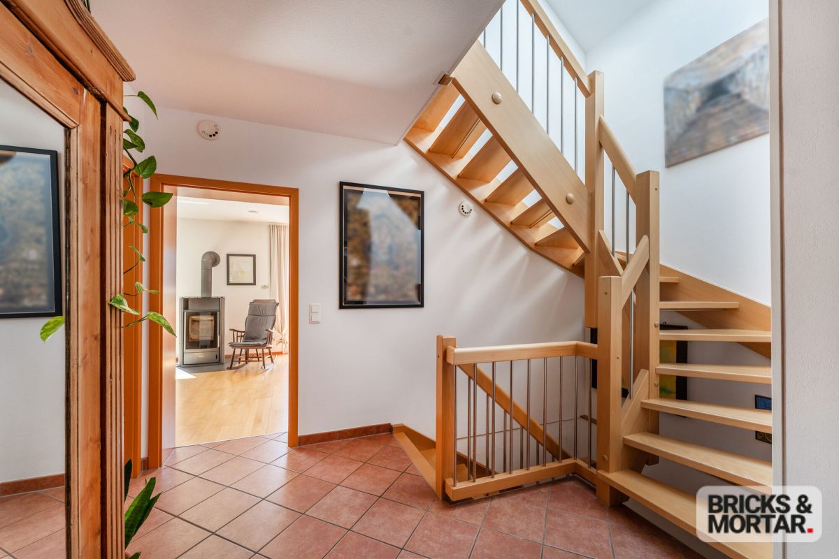 Immobilienangebot - Dietingen-Irslingen - Alle - Freistehendes Einfamilienhaus
mit Wintergarten, Sauna und großzügigem Garten