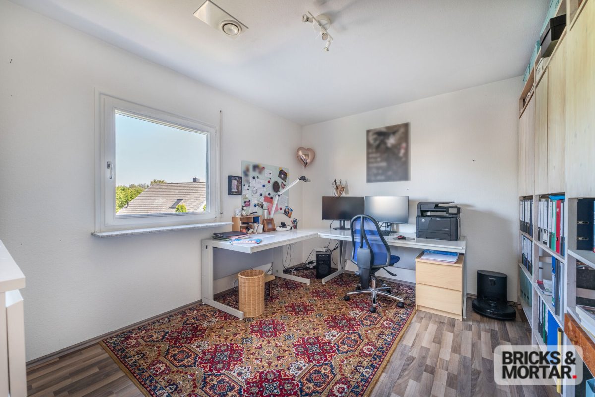Immobilienangebot - Dietingen-Irslingen - Alle - Freistehendes Einfamilienhaus
mit Wintergarten, Sauna und großzügigem Garten