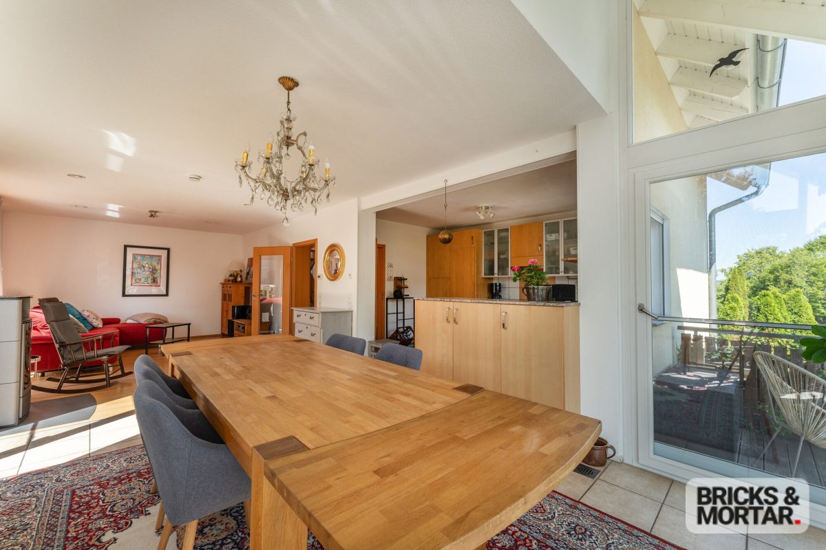 Immobilienangebot - Dietingen-Irslingen - Alle - Freistehendes Einfamilienhaus
mit Wintergarten, Sauna und großzügigem Garten