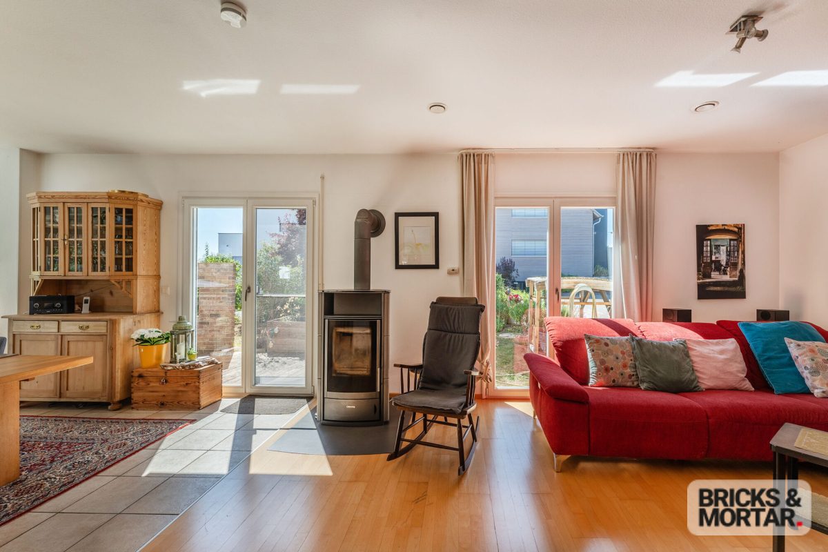 Immobilienangebot - Dietingen-Irslingen - Alle - Freistehendes Einfamilienhaus
mit Wintergarten, Sauna und großzügigem Garten