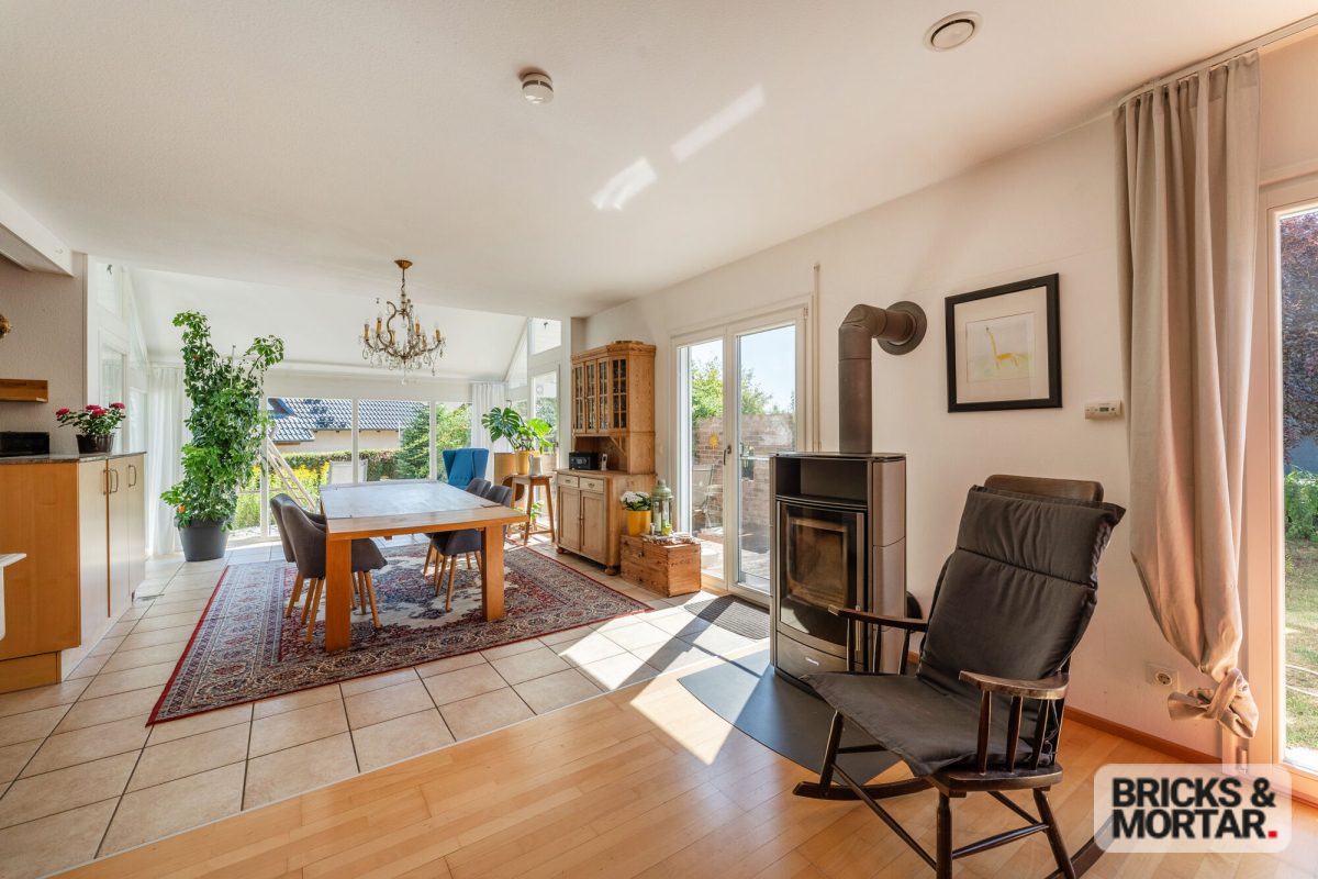 Immobilienangebot - Dietingen-Irslingen - Alle - Freistehendes Einfamilienhaus
mit Wintergarten, Sauna und großzügigem Garten