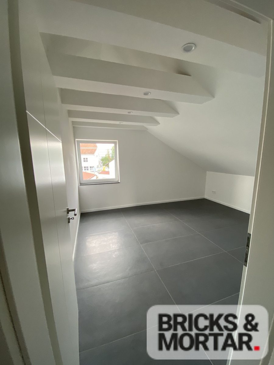 Immobilienangebot - Schrobenhausen - Alle - Modern sanierte 3-Zimmer-Dachgeschosswohnung mit Kochinsel in zentraler Lage