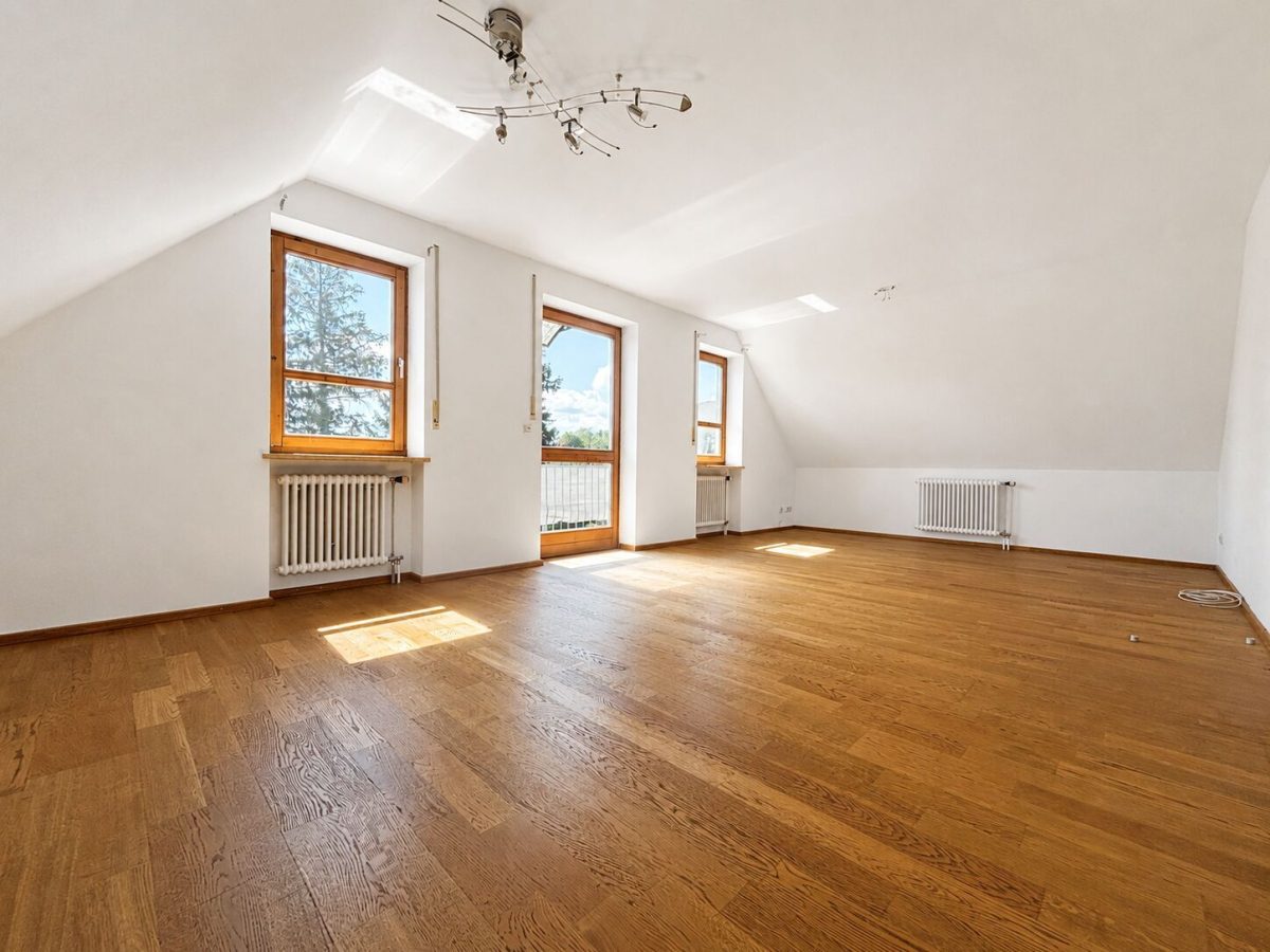 Immobilienangebot - Dinkelscherben - Alle - Mit Blick in die Natur!
3-Zimmer-Dachgeschosswohnung mit Balkon, Spitzboden & Tiefgaragenstellplatz