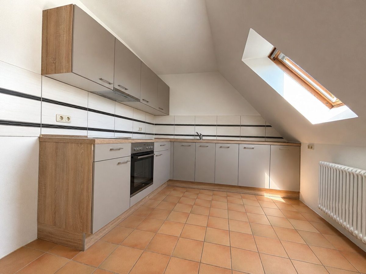 Immobilienangebot - Dinkelscherben - Alle - Mit Blick in die Natur!
3-Zimmer-Dachgeschosswohnung mit Balkon, Spitzboden & Tiefgaragenstellplatz