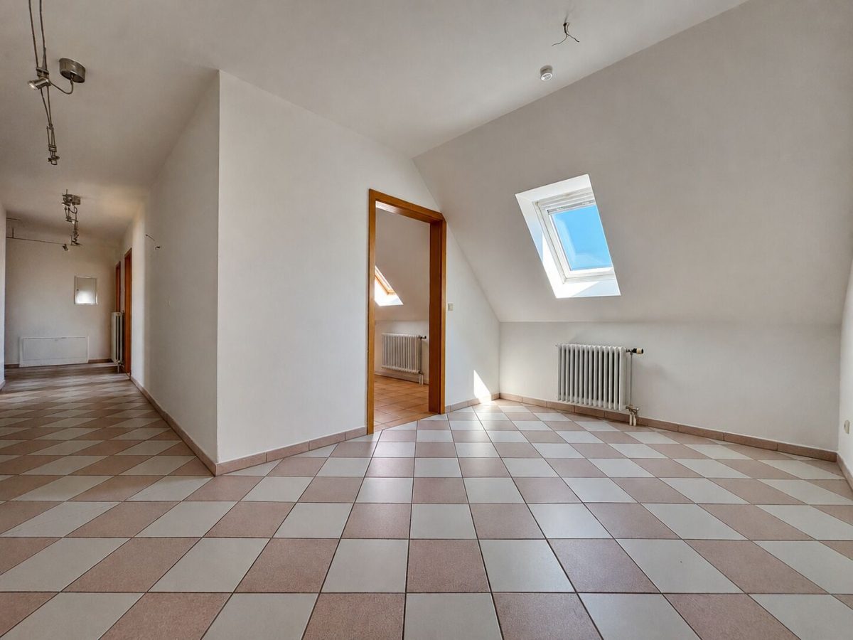 Immobilienangebot - Dinkelscherben - Alle - Mit Blick in die Natur!
3-Zimmer-Dachgeschosswohnung mit Balkon, Spitzboden & Tiefgaragenstellplatz