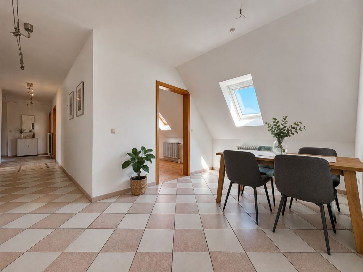 Immobilienangebot - Dinkelscherben - Alle - Mit Blick in die Natur!
3-Zimmer-Dachgeschosswohnung mit Balkon, Spitzboden & Tiefgaragenstellplatz