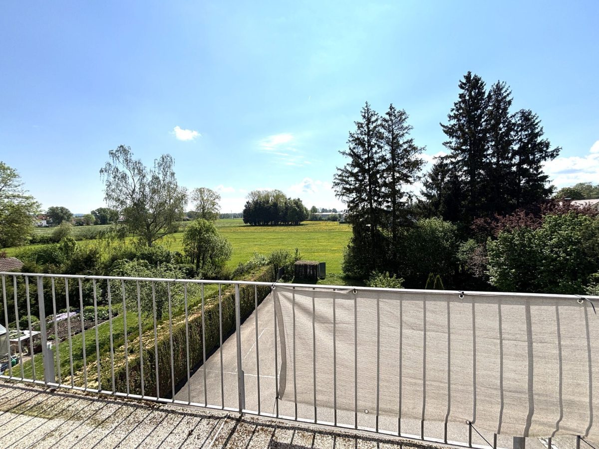 Immobilienangebot - Dinkelscherben - Alle - Mit Blick in die Natur!
3-Zimmer-Dachgeschosswohnung mit Balkon, Spitzboden & Tiefgaragenstellplatz