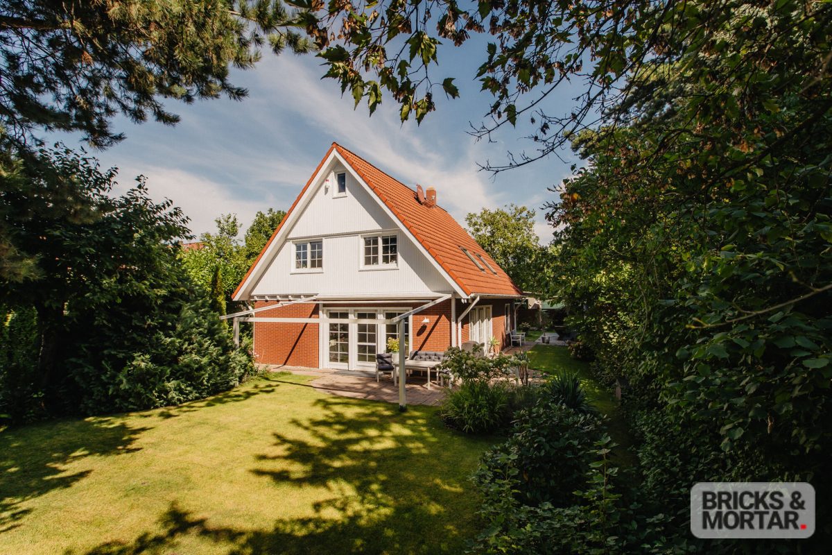 Immobilienangebot - Leipzig / Mölkau - Alle - Nordischer Landhaustraum mit Urlaubsgefühl - Stilvolles Zuhause mit Kamin, Fasssauna & Gartenidylle