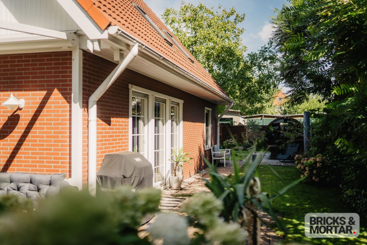 Immobilienangebot - Leipzig / Mölkau - Alle - Nordischer Landhaustraum mit Urlaubsgefühl - Stilvolles Zuhause mit Kamin, Fasssauna & Gartenidylle