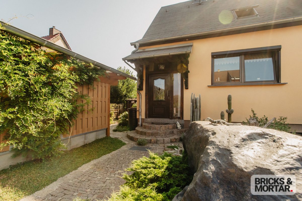 Immobilienangebot - Leipzig - Alle - Besondere Wohnqualität: charmante Doppelhaushälfte mit Kamin, Infrarotsauna & Gartenidylle