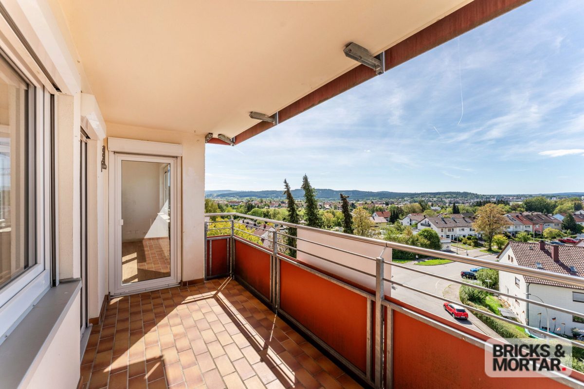 Immobilienangebot - Villingen-Schwenningen - Alle - Bezugsfrei über den Dächern von Schwenningen: Renovierte 4-Zimmer-Wohnung mit herrlicher Fernsicht