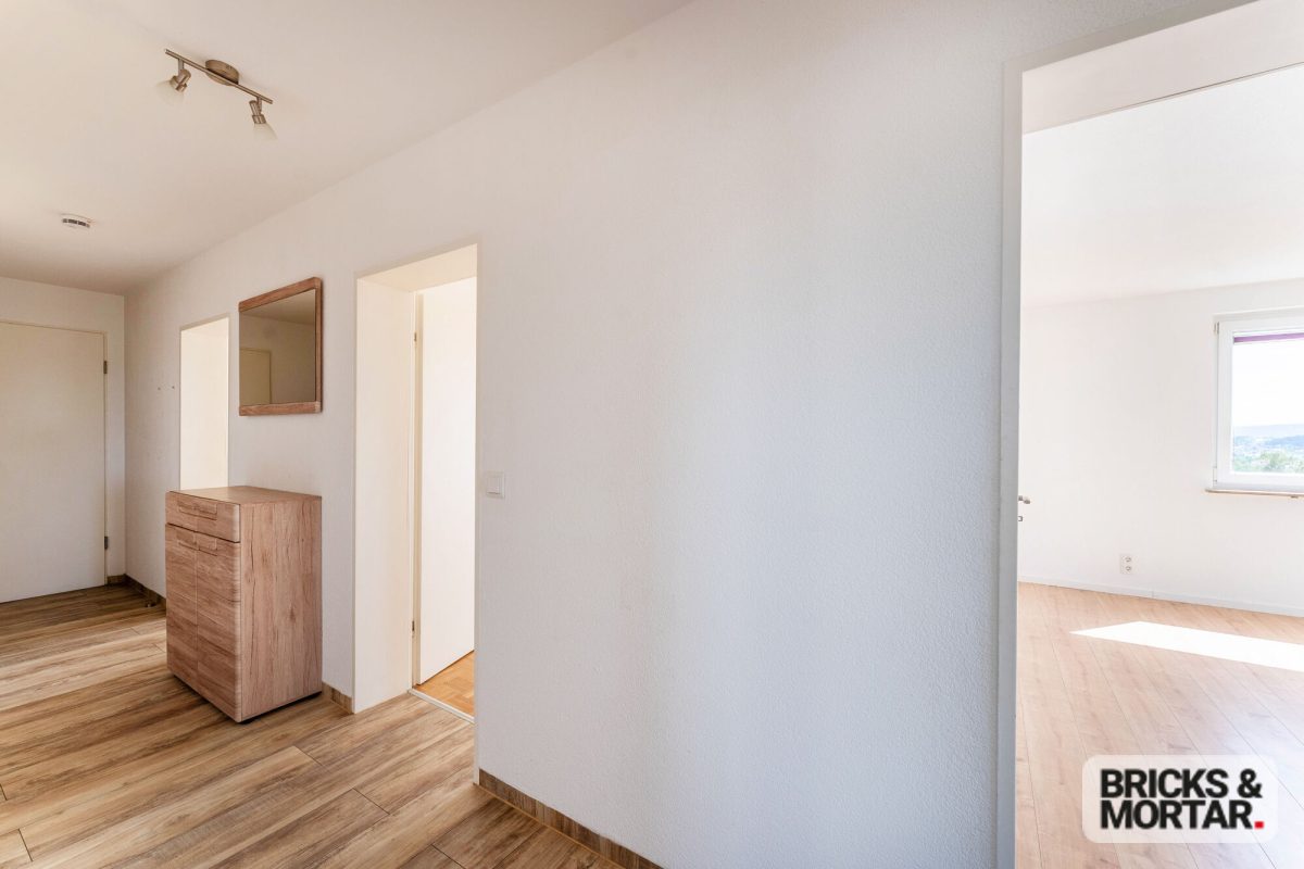 Immobilienangebot - Villingen-Schwenningen - Alle - Bezugsfrei über den Dächern von Schwenningen: Renovierte 4-Zimmer-Wohnung mit herrlicher Fernsicht
