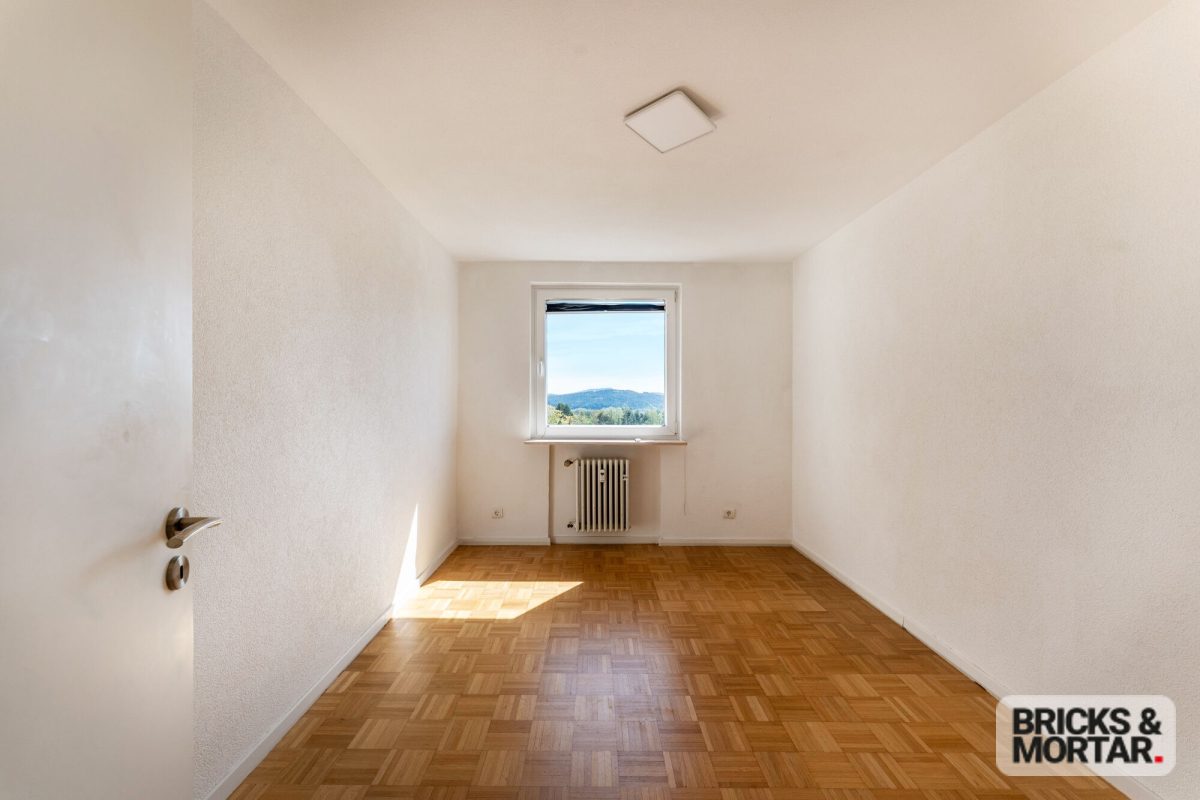 Immobilienangebot - Villingen-Schwenningen - Alle - Bezugsfrei über den Dächern von Schwenningen: Renovierte 4-Zimmer-Wohnung mit herrlicher Fernsicht