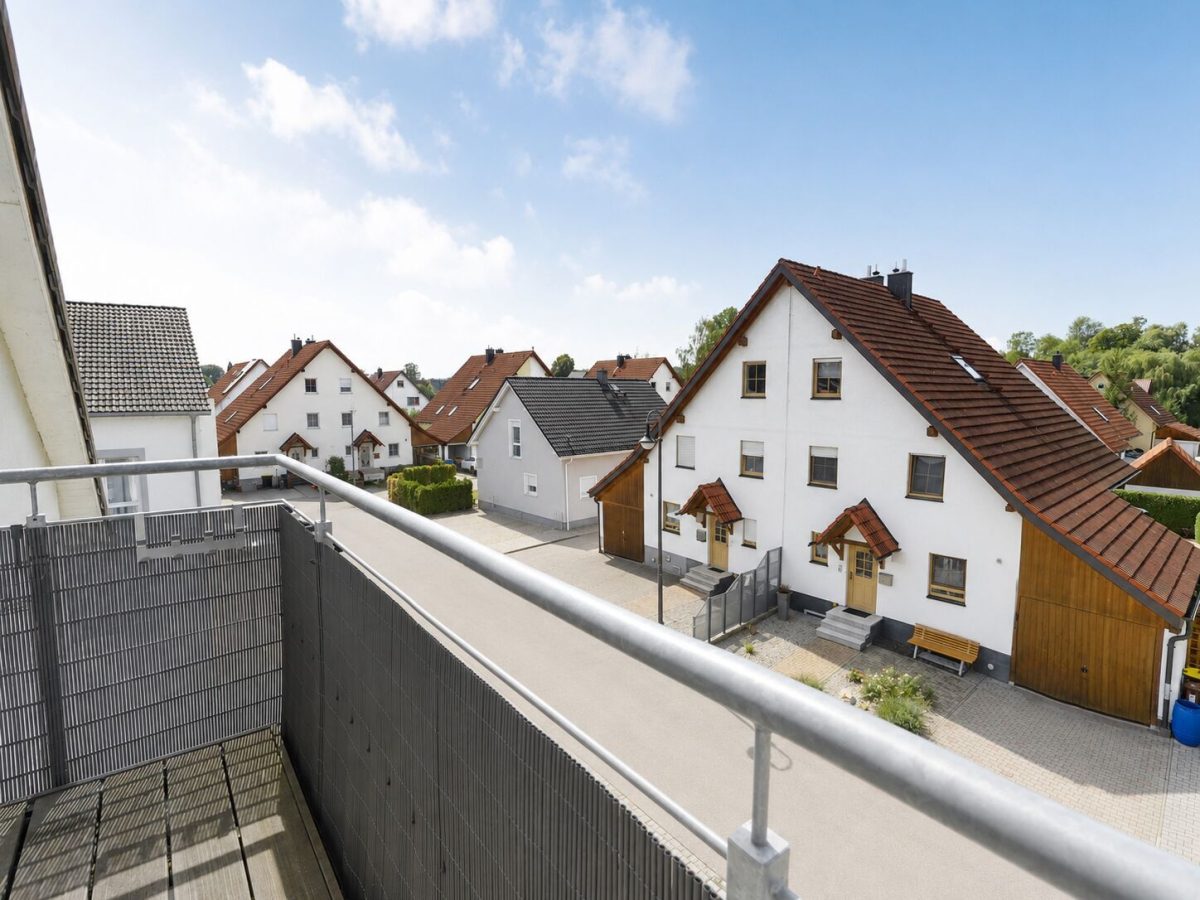 Immobilienangebot - Burgau - Alle - Gepflegte Wohnung mit ausgebautem DG Garage & 2 Stellplätzen Gesamtpreis 364.000€-getrennte Eingänge