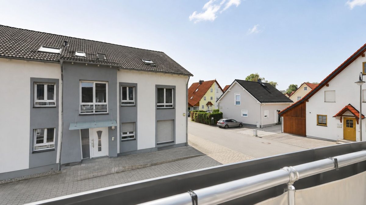 Immobilienangebot - Burgau - Alle - Gepflegte Wohnung mit ausgebautem DG Garage & 2 Stellplätzen Gesamtpreis 364.000€-getrennte Eingänge