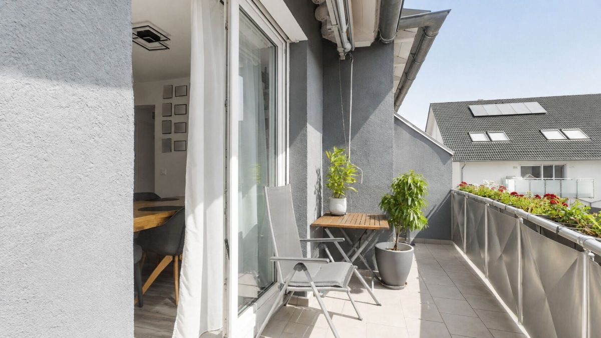 Immobilienangebot - Burgau - Alle - Gepflegte Wohnung mit ausgebautem DG Garage & 2 Stellplätzen Gesamtpreis 364.000€-getrennte Eingänge