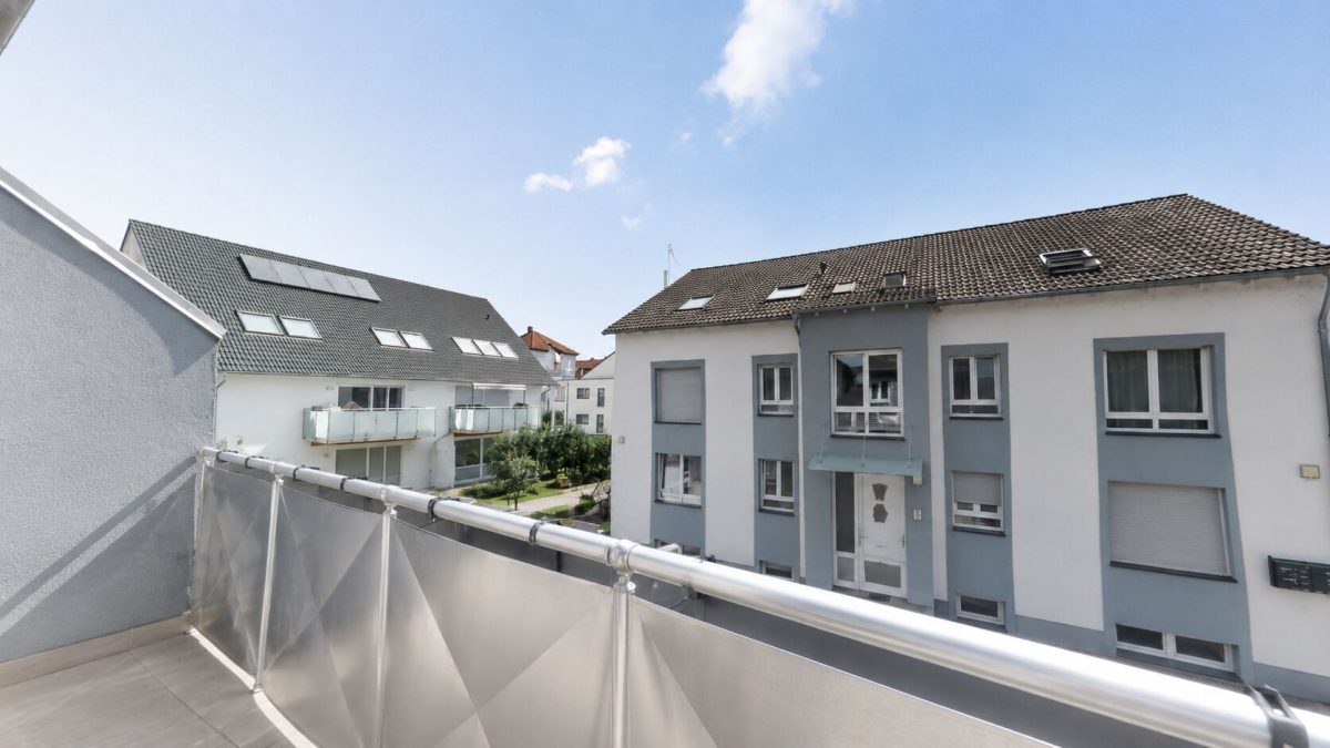 Immobilienangebot - Burgau - Alle - Gepflegte Wohnung mit ausgebautem DG Garage & 2 Stellplätzen Gesamtpreis 364.000€-getrennte Eingänge