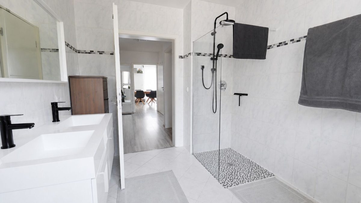 Immobilienangebot - Burgau - Alle - Gepflegte Wohnung mit ausgebautem DG Garage & 2 Stellplätzen Gesamtpreis 364.000€-getrennte Eingänge