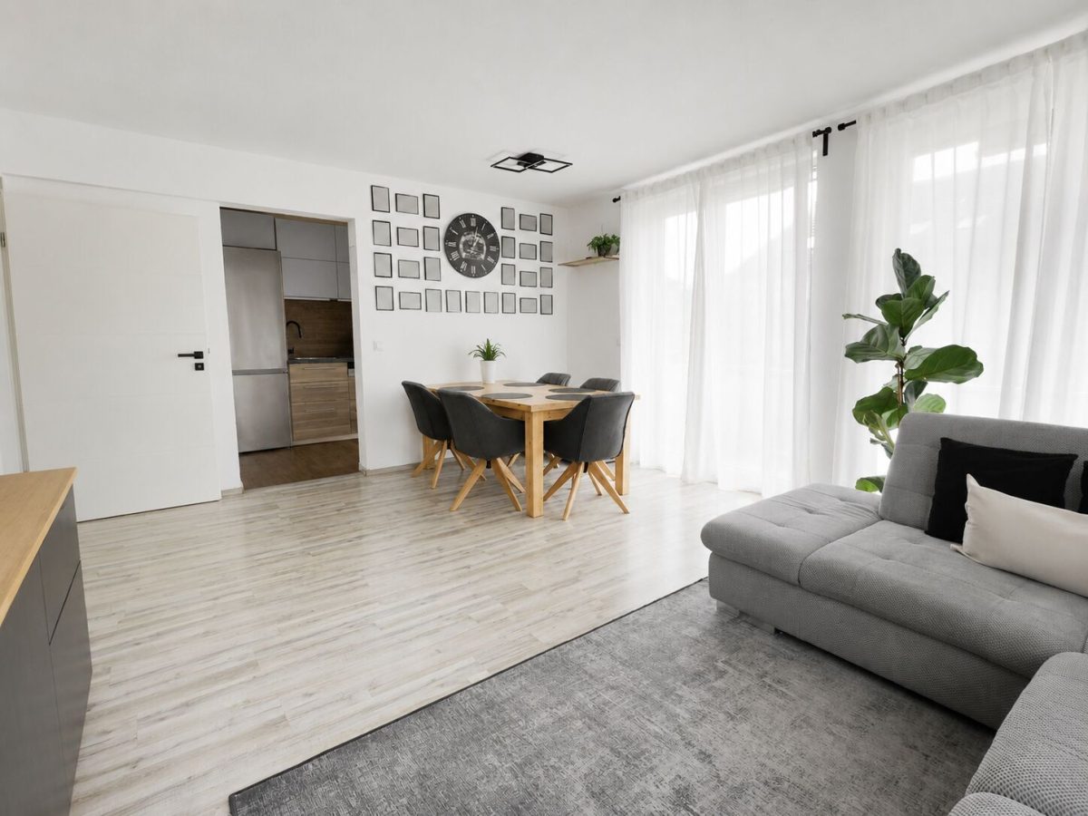 Immobilienangebot - Burgau - Alle - Gepflegte Wohnung mit ausgebautem DG Garage & 2 Stellplätzen Gesamtpreis 364.000€-getrennte Eingänge
