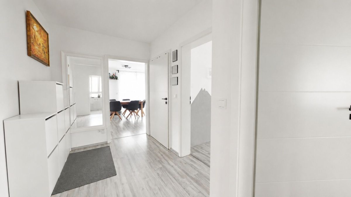 Immobilienangebot - Burgau - Alle - Gepflegte Wohnung mit ausgebautem DG Garage & 2 Stellplätzen Gesamtpreis 364.000€-getrennte Eingänge