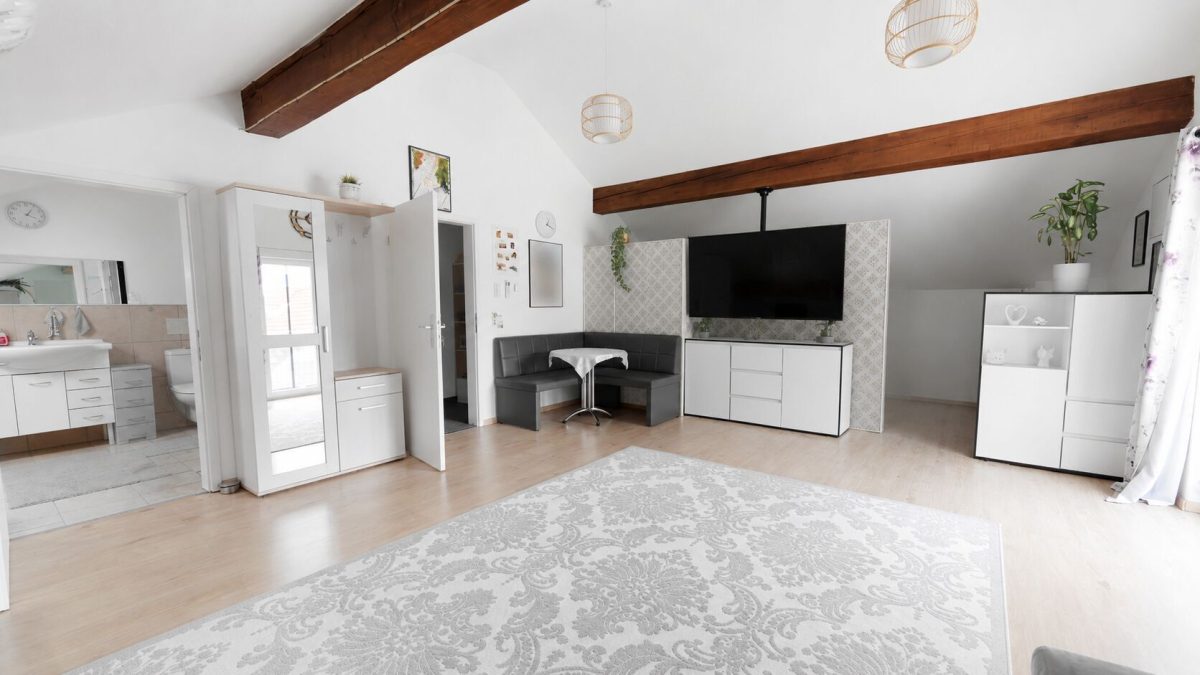 Immobilienangebot - Burgau - Alle - Gepflegte Wohnung mit ausgebautem DG Garage & 2 Stellplätzen Gesamtpreis 364.000€-getrennte Eingänge