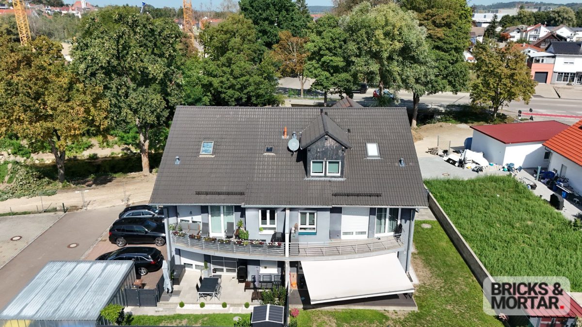 Immobilienangebot - Burgau - Alle - Gepflegte Wohnung mit ausgebautem DG Garage & 2 Stellplätzen Gesamtpreis 364.000€-getrennte Eingänge