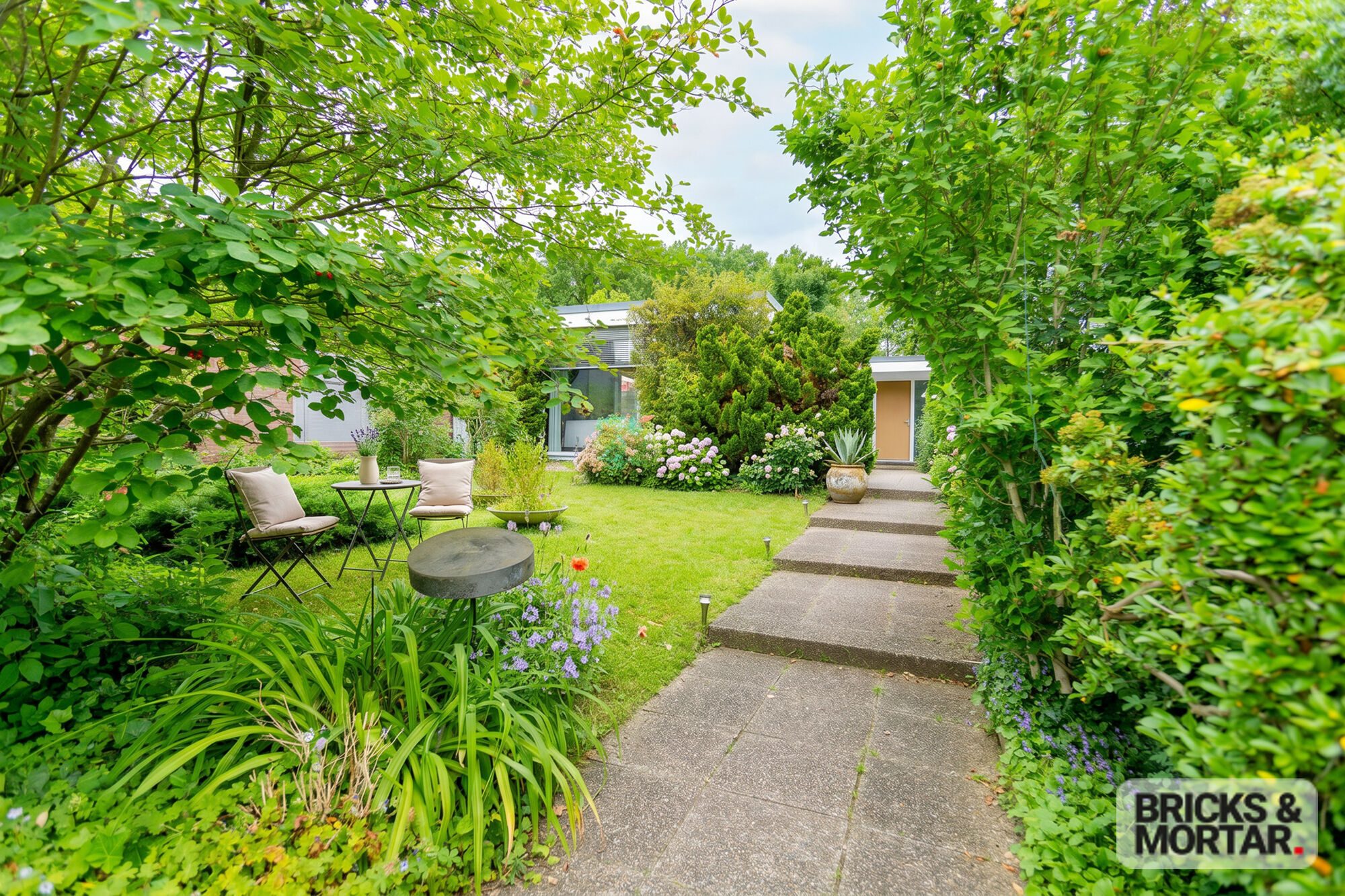 Immobilienangebot - Neu-Isenburg / Gravenbruch - Alle - +++ Großzügige Doppelhaushälfte im Bungalowstil mit großem Garten und Blick ins Grüne +++