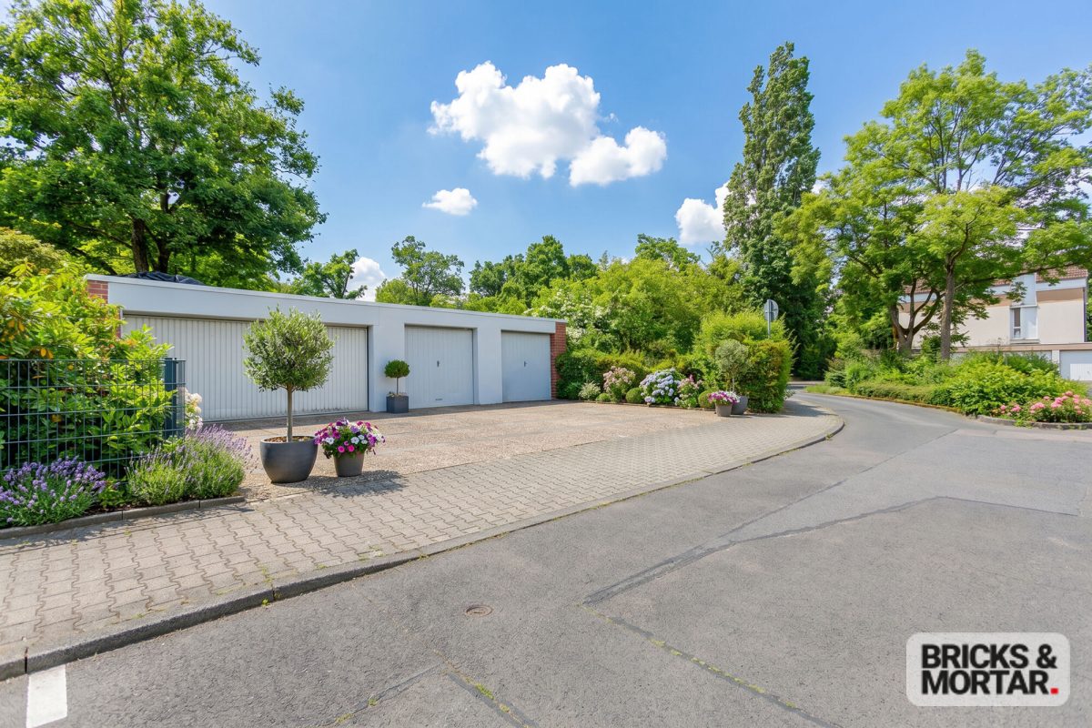 Immobilienangebot - Neu-Isenburg / Gravenbruch - Alle - +++ Großzügige Doppelhaushälfte im Bungalowstil mit großem Garten und Blick ins Grüne +++
