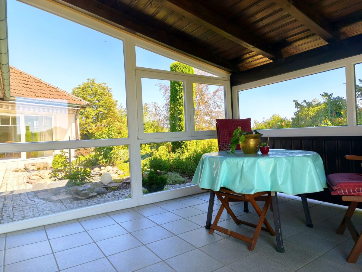 Immobilienangebot - Zusmarshausen / Friedensdorf - Alle - Wohnen im Grünen mit bester Anbindung: Bungalow mit Kamin, Wintergarten, Teich & idyllischem Garten
