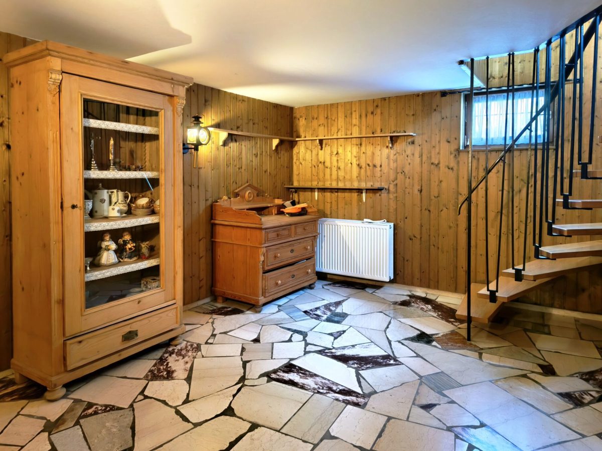 Immobilienangebot - Zusmarshausen / Friedensdorf - Alle - Wohnen im Grünen mit bester Anbindung: Bungalow mit Kamin, Wintergarten, Teich & idyllischem Garten