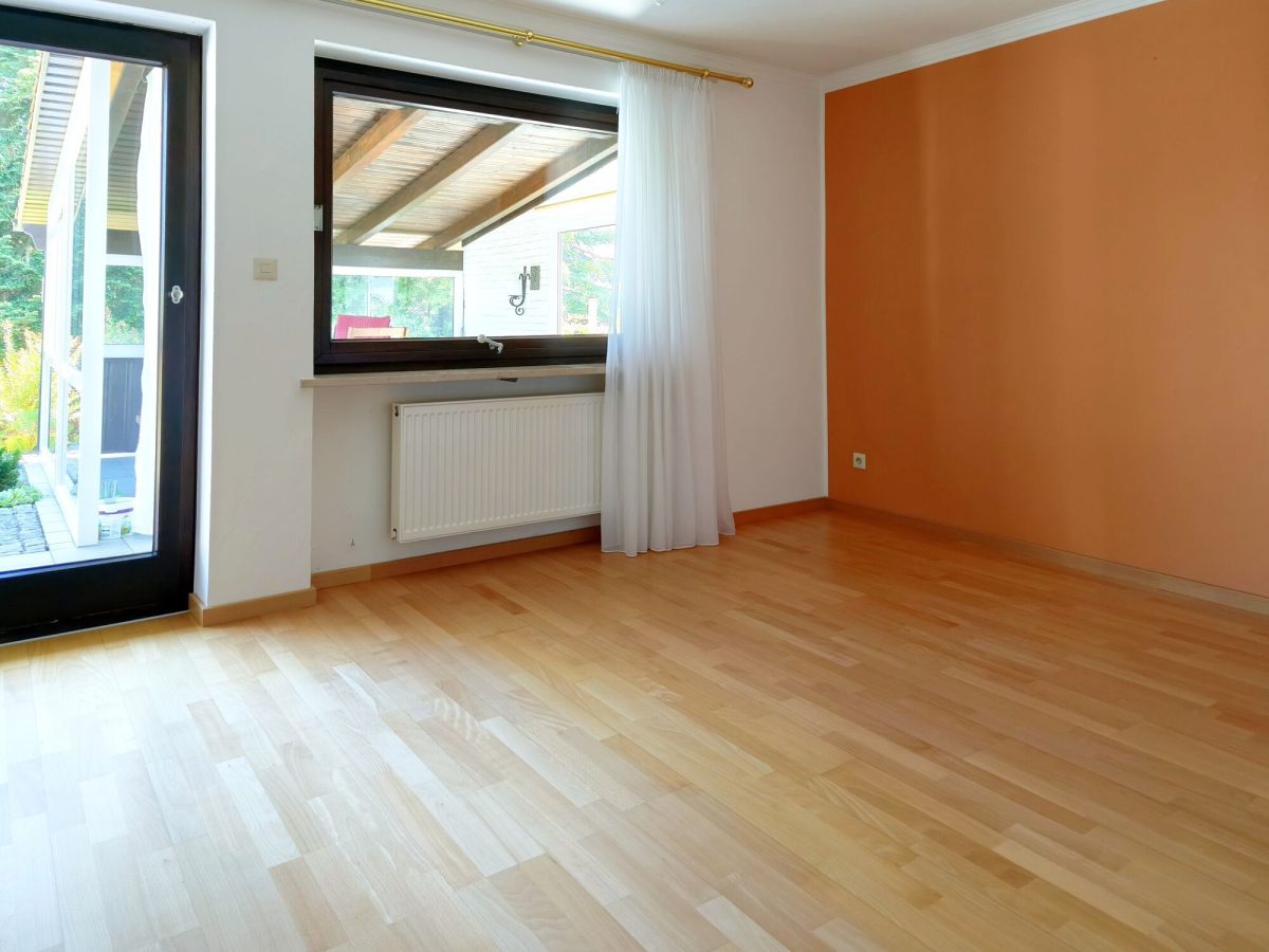 Immobilienangebot - Zusmarshausen / Friedensdorf - Alle - Wohnen im Grünen mit bester Anbindung: Bungalow mit Kamin, Wintergarten, Teich & idyllischem Garten