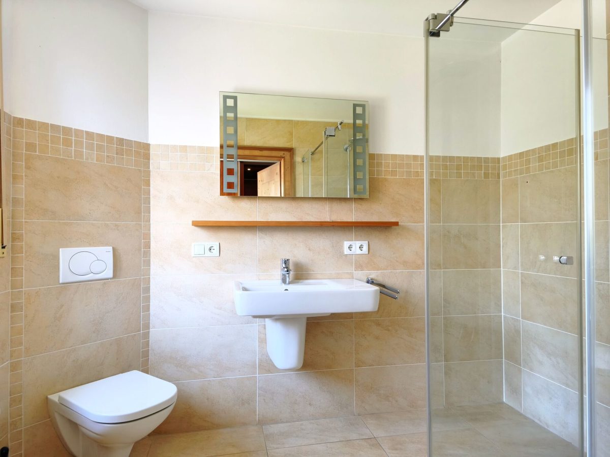 Immobilienangebot - Zusmarshausen / Friedensdorf - Alle - Wohnen im Grünen mit bester Anbindung: Bungalow mit Kamin, Wintergarten, Teich & idyllischem Garten