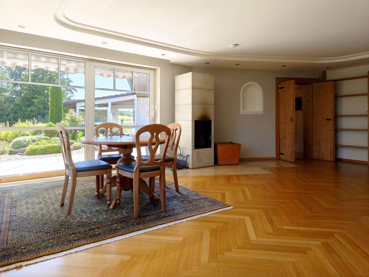 Immobilienangebot - Zusmarshausen / Friedensdorf - Alle - Wohnen im Grünen mit bester Anbindung: Bungalow mit Kamin, Wintergarten, Teich & idyllischem Garten