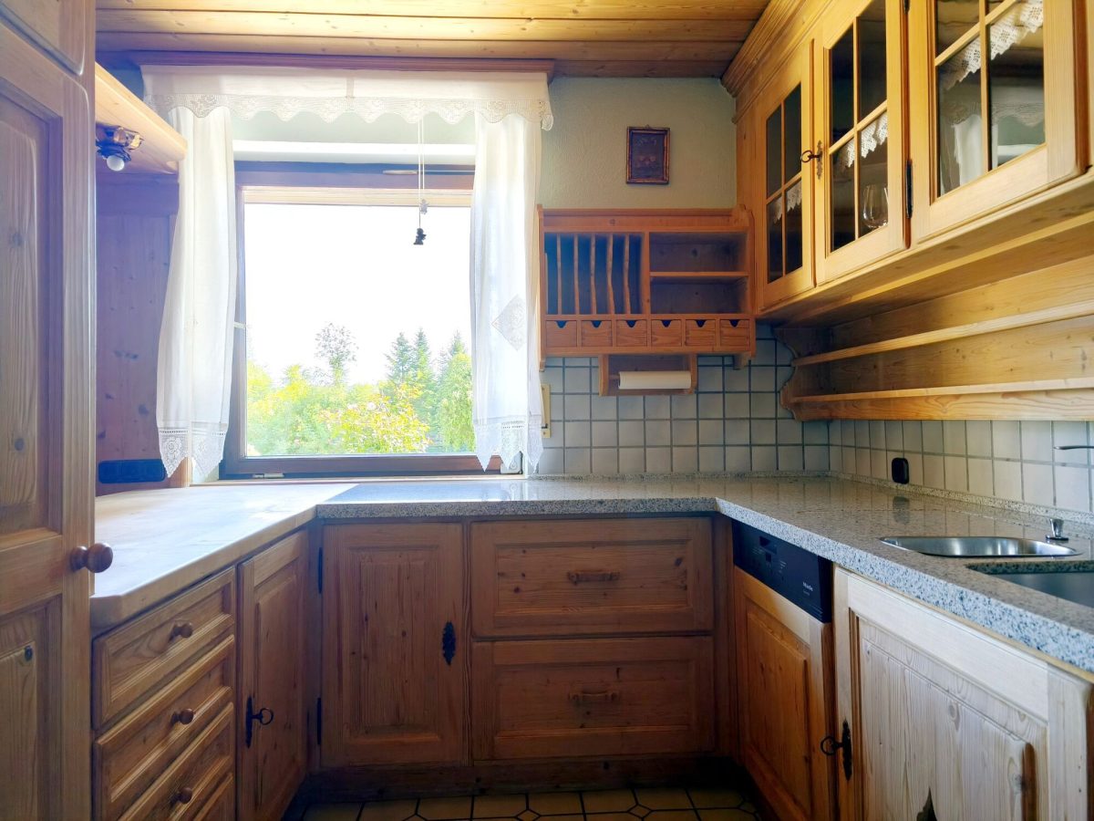 Immobilienangebot - Zusmarshausen / Friedensdorf - Alle - Wohnen im Grünen mit bester Anbindung: Bungalow mit Kamin, Wintergarten, Teich & idyllischem Garten