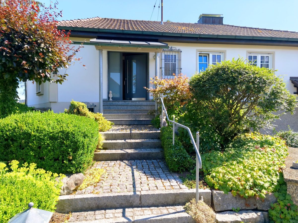 Immobilienangebot - Zusmarshausen / Friedensdorf - Alle - Wohnen im Grünen mit bester Anbindung: Bungalow mit Kamin, Wintergarten, Teich & idyllischem Garten