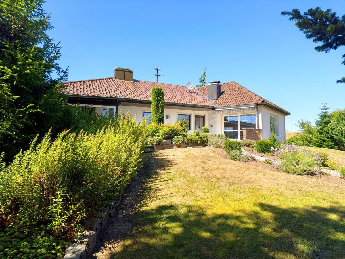 Immobilienangebot - Zusmarshausen / Friedensdorf - Alle - Wohnen im Grünen mit bester Anbindung: Bungalow mit Kamin, Wintergarten, Teich & idyllischem Garten