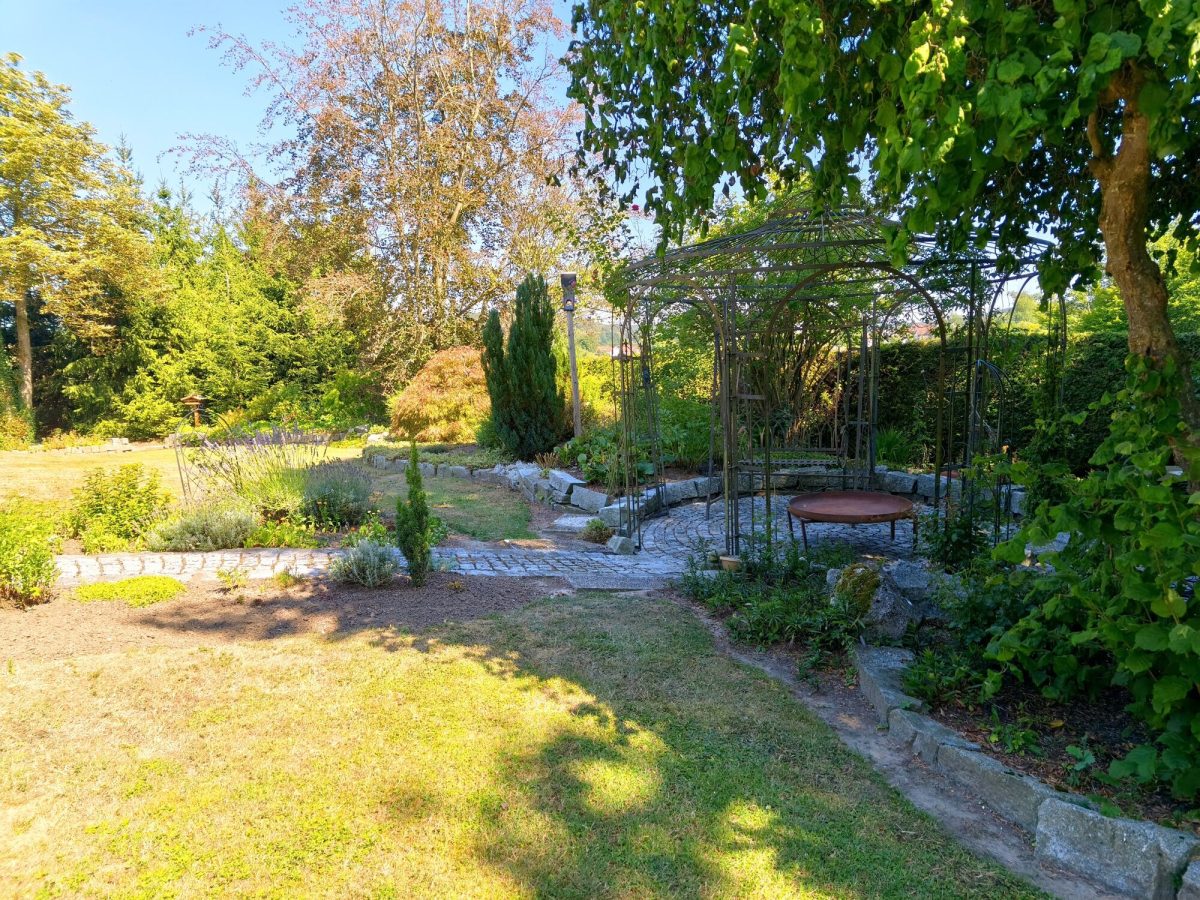 Immobilienangebot - Zusmarshausen / Friedensdorf - Alle - Wohnen im Grünen mit bester Anbindung: Bungalow mit Kamin, Wintergarten, Teich & idyllischem Garten