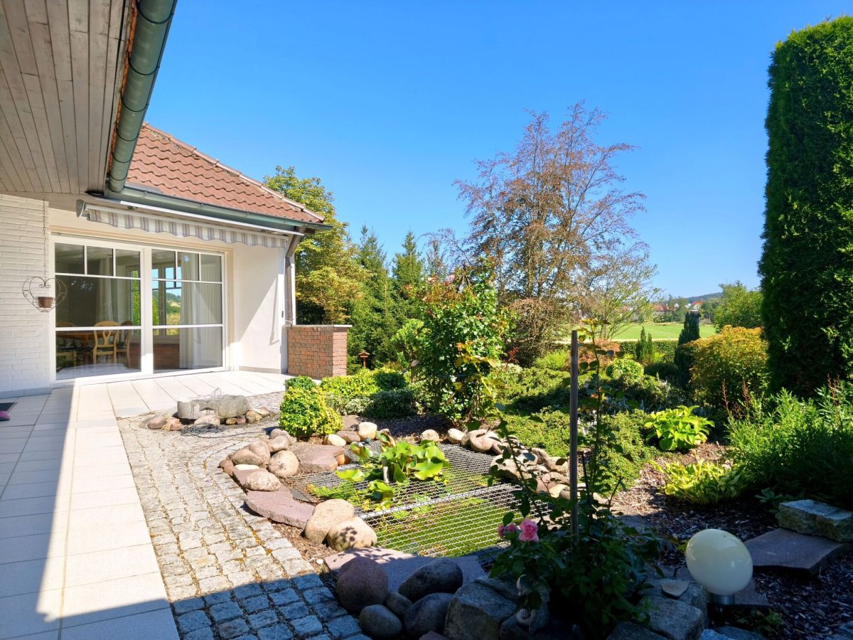 Immobilienangebot - Zusmarshausen / Friedensdorf - Alle - Wohnen im Grünen mit bester Anbindung: Bungalow mit Kamin, Wintergarten, Teich & idyllischem Garten