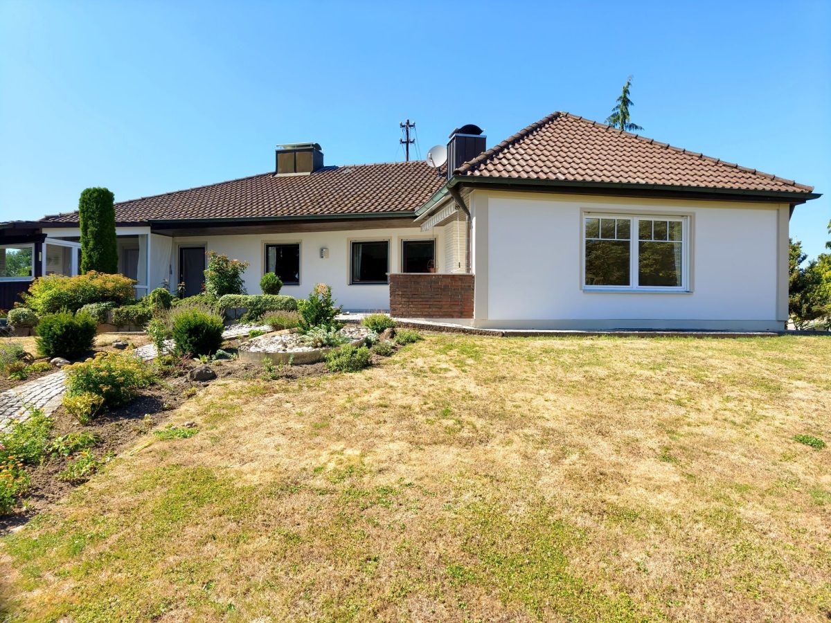 Immobilienangebot - Zusmarshausen / Friedensdorf - Alle - Wohnen im Grünen mit bester Anbindung: Bungalow mit Kamin, Wintergarten, Teich & idyllischem Garten