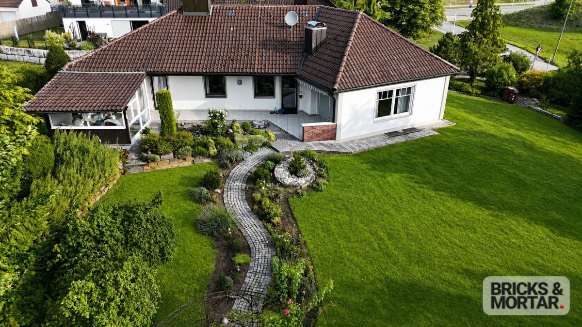 Immobilienangebot - Zusmarshausen / Friedensdorf - Alle - Wohnen im Grünen mit bester Anbindung: Bungalow mit Kamin, Wintergarten, Teich & idyllischem Garten