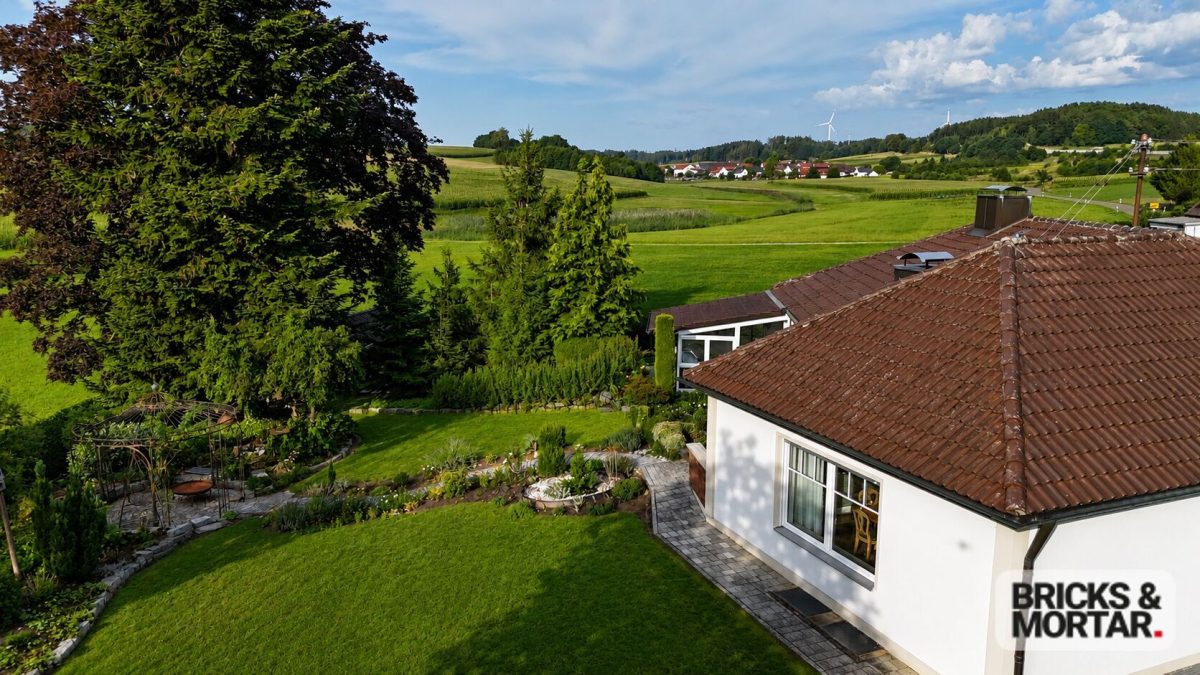 Immobilienangebot - Zusmarshausen / Friedensdorf - Alle - Wohnen im Grünen mit bester Anbindung: Bungalow mit Kamin, Wintergarten, Teich & idyllischem Garten