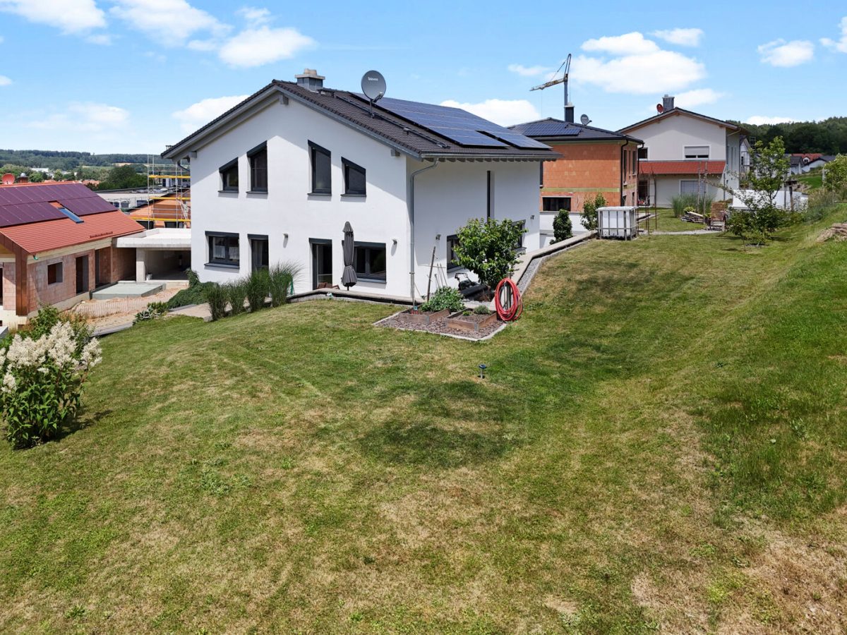 Immobilienangebot - Langenneufnach - Alle - Modernes Traumhaus mit Weitblick, PV-Anlage & Energieklasse A