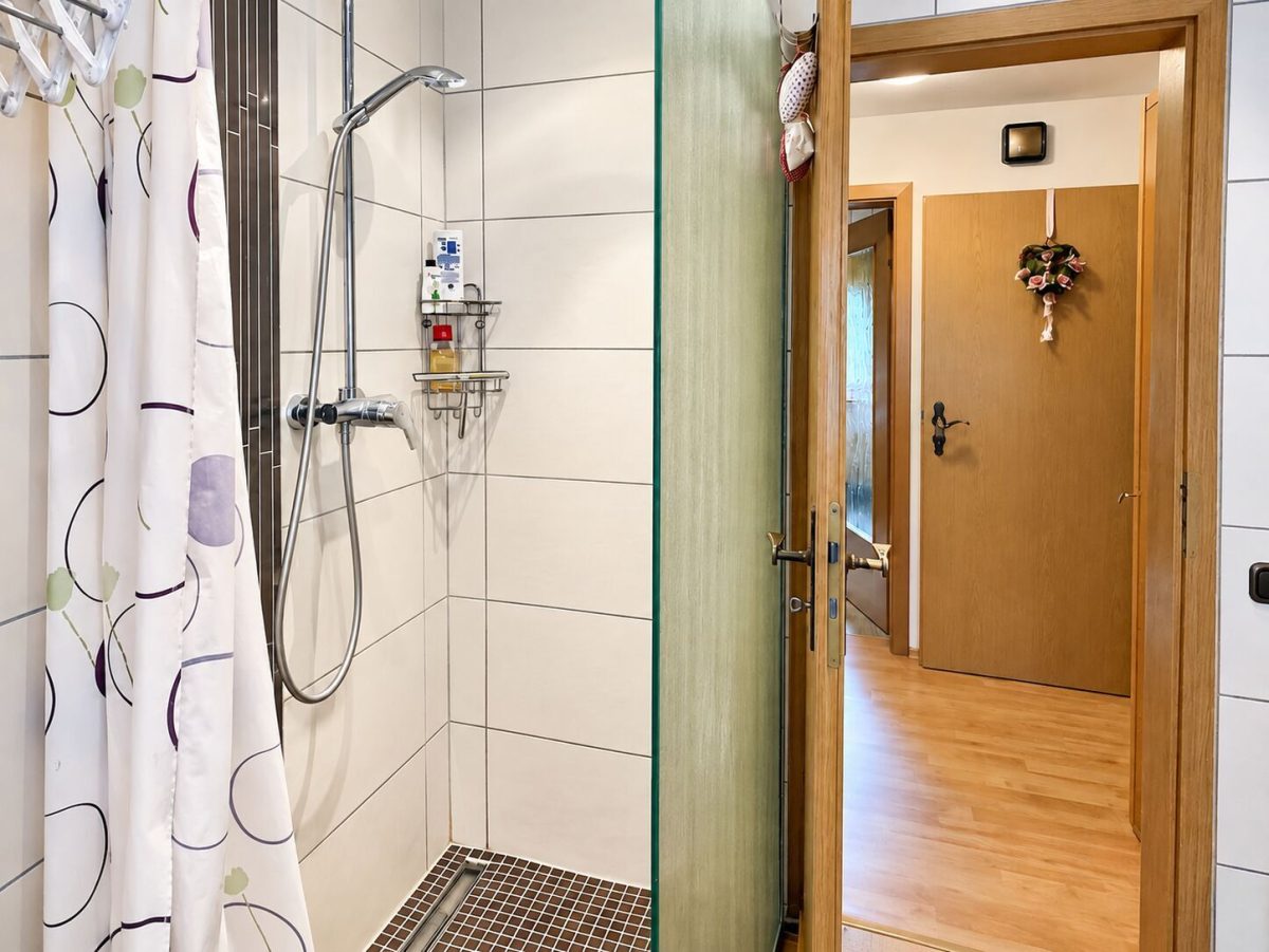 Immobilienangebot - Diedorf - Alle - Begehrtes EFH mit großem Garten in Diedorf | PV-Anlage | Doppelgarage | 3-Wohneinheiten-Potenzial