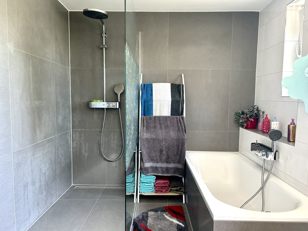 Immobilienangebot - Untermeitingen - Alle - Einfamilienhaus mit 120 m², 6 Zimmern, großem Garten, Doppelgarage und PV-Anlage in Untermeitingen