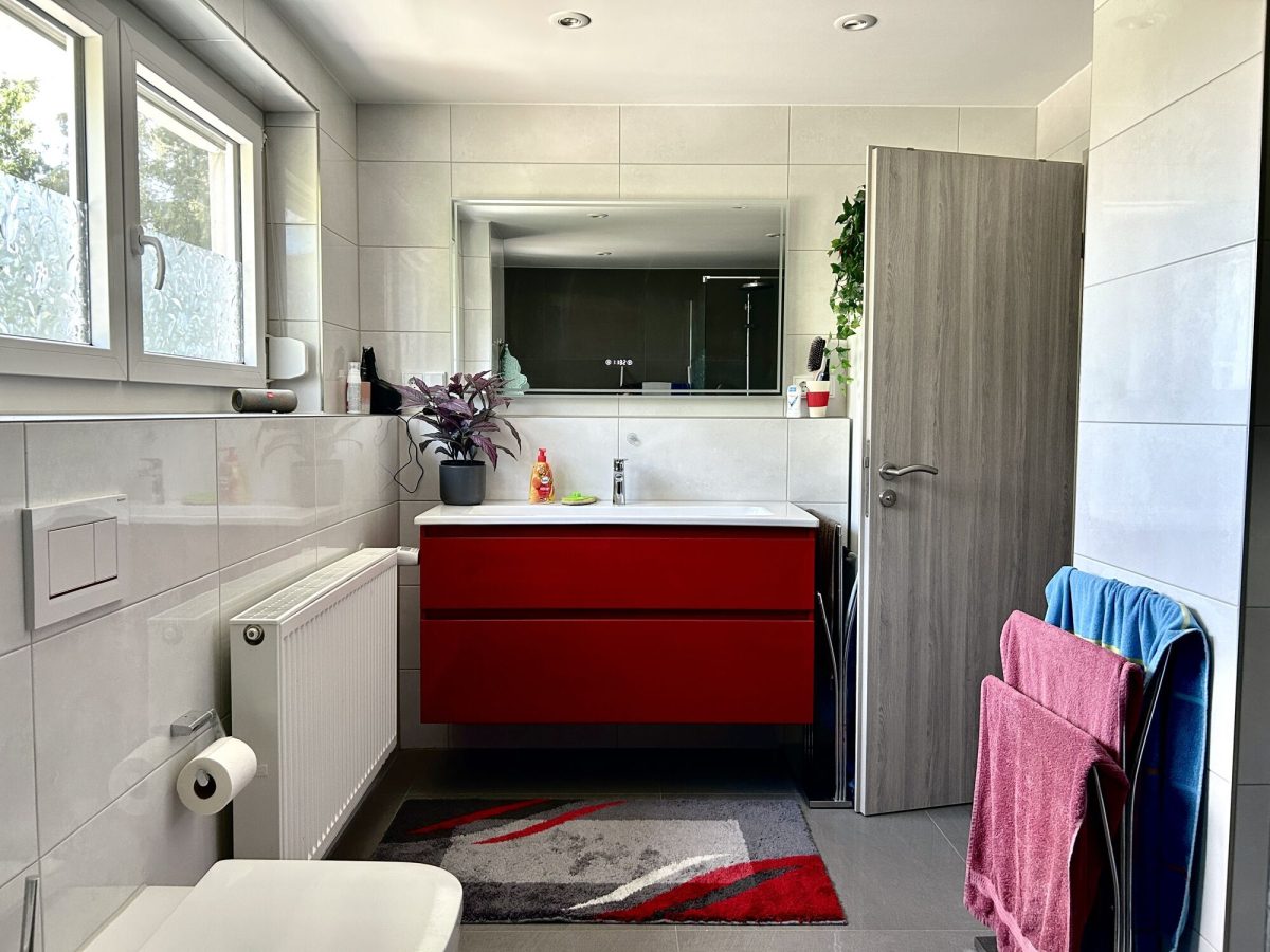 Immobilienangebot - Untermeitingen - Alle - Einfamilienhaus mit 120 m², 6 Zimmern, großem Garten, Doppelgarage und PV-Anlage in Untermeitingen