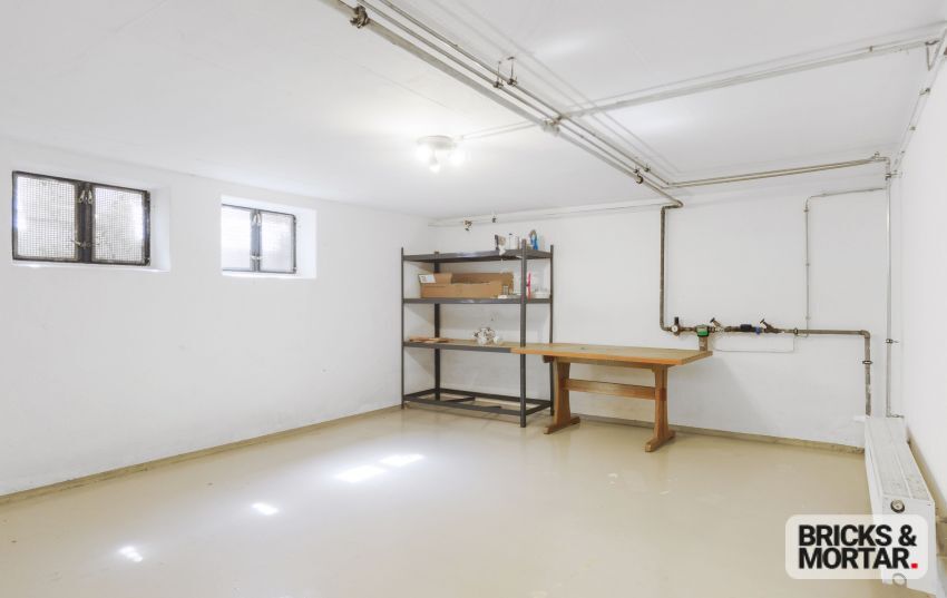 Immobilienangebot - Dasing - Alle - Vielseitiges Ein-/Zweifamilienhaus mit Garten, Balkon und zwei Garagen