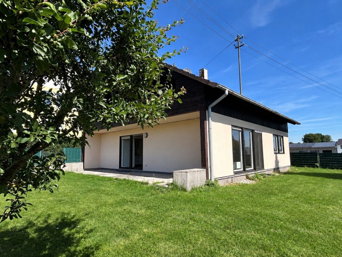 Immobilienangebot - Dasing - Alle - Vielseitiges Ein-/Zweifamilienhaus mit Garten, Balkon und zwei Garagen