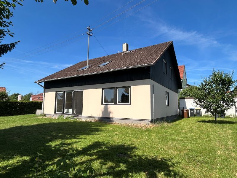 Immobilienangebot - Dasing - Alle - Vielseitiges Ein-/Zweifamilienhaus mit Garten, Balkon und zwei Garagen