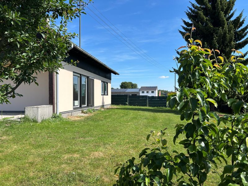 Immobilienangebot - Dasing - Alle - Vielseitiges Ein-/Zweifamilienhaus mit Garten, Balkon und zwei Garagen