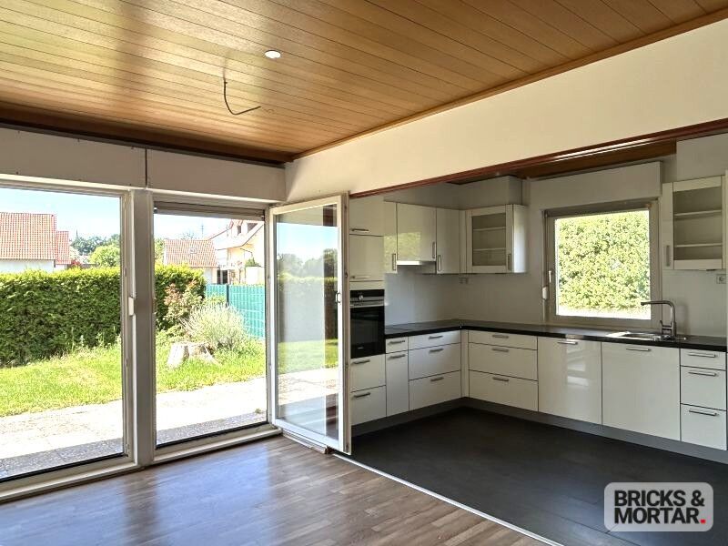 Immobilienangebot - Dasing - Alle - Vielseitiges Ein-/Zweifamilienhaus mit Garten, Balkon und zwei Garagen
